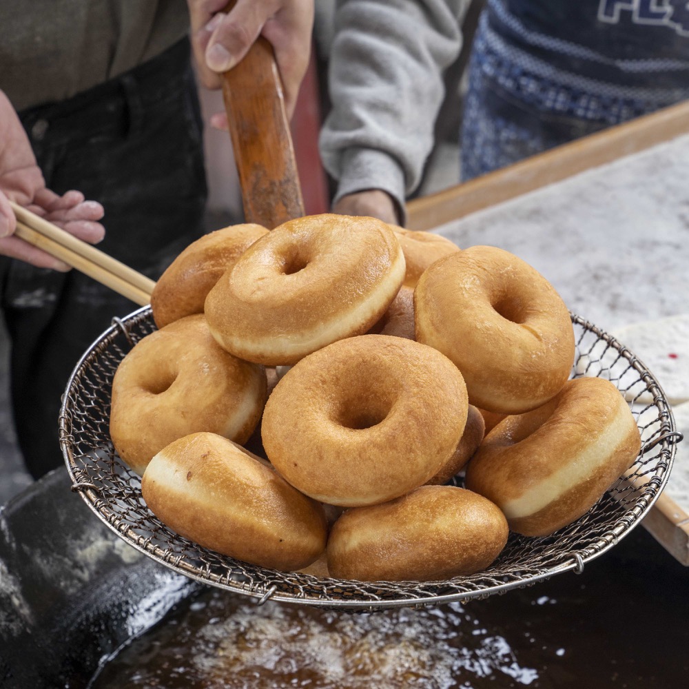 美食／三重｜每日限時開店！車路頭超夯「三十年甜甜圈 雙胞胎」酥脆香甜，出爐就秒殺！