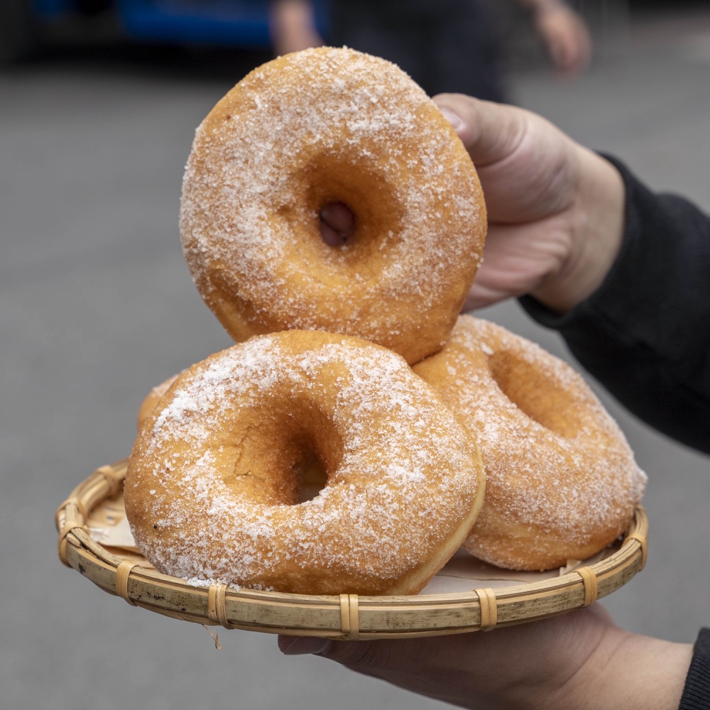 美食／三重｜每日限時開店！車路頭超夯「三十年甜甜圈 雙胞胎」酥脆香甜，出爐就秒殺！