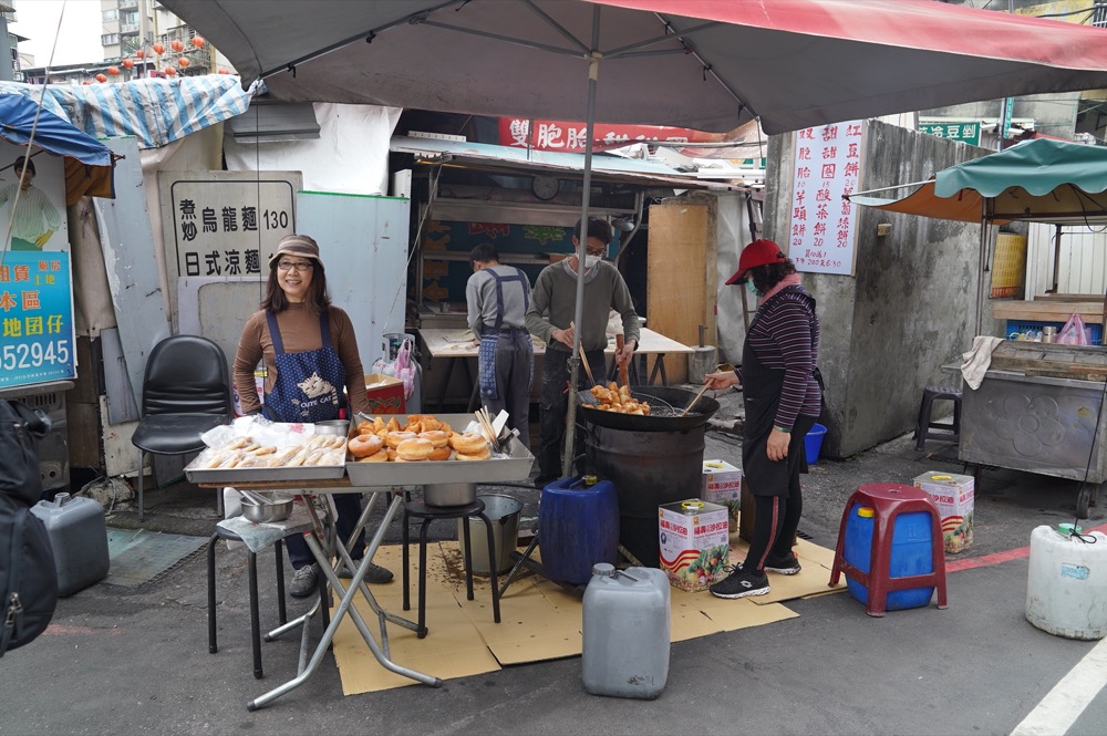 美食／三重｜每日限時開店！車路頭超夯「三十年甜甜圈 雙胞胎」酥脆香甜，出爐就秒殺！