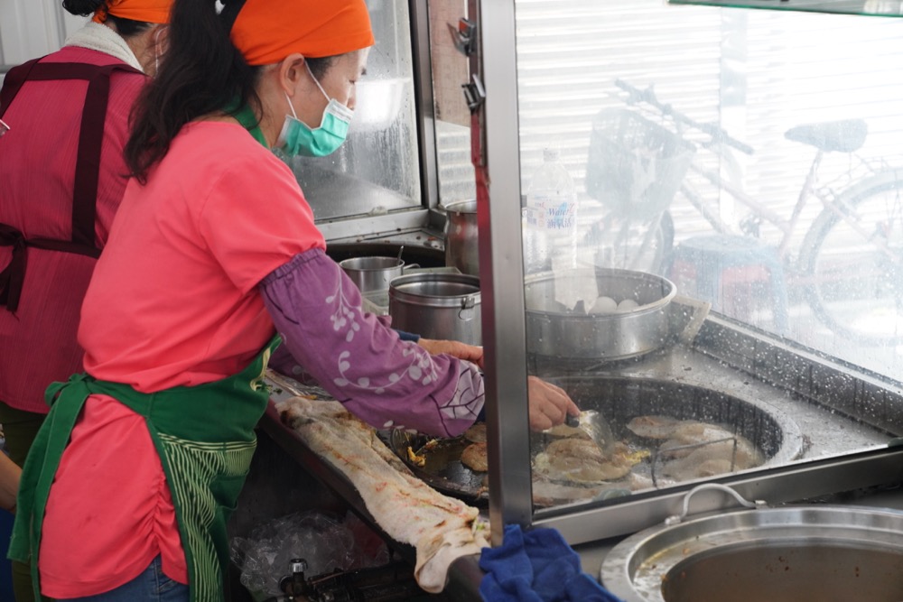 美食／台南關廟小吃 大廟口阿秀煎粿仔｜山西宮廟口人氣早餐「招牌肉粿」焦脆軟Ｑ香氣四溢