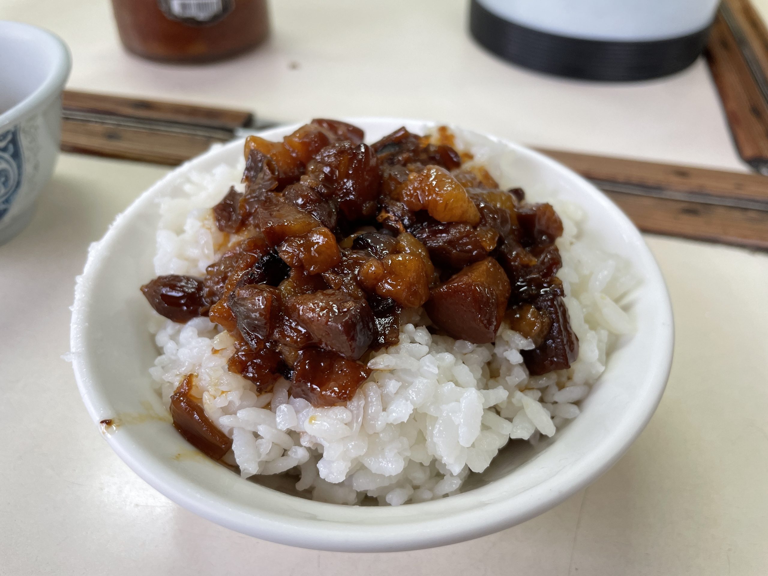 台南美食　長榮牛肉湯｜入口即化牛肉湯嘎滿滿滷肉的滷肉飯　就是台南道地好早餐啦！