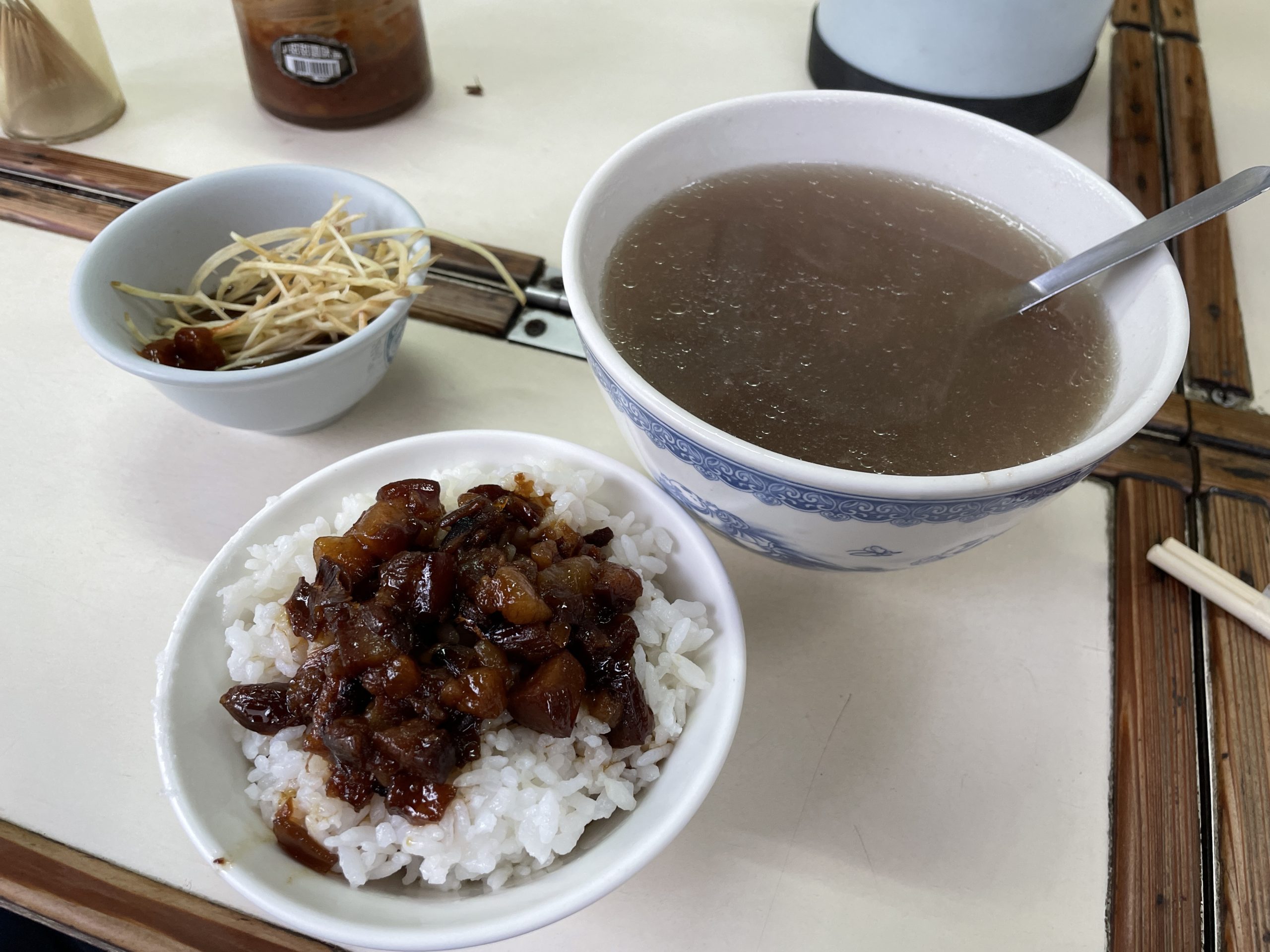 台南美食　長榮牛肉湯｜入口即化牛肉湯嘎滿滿滷肉的滷肉飯　就是台南道地好早餐啦！