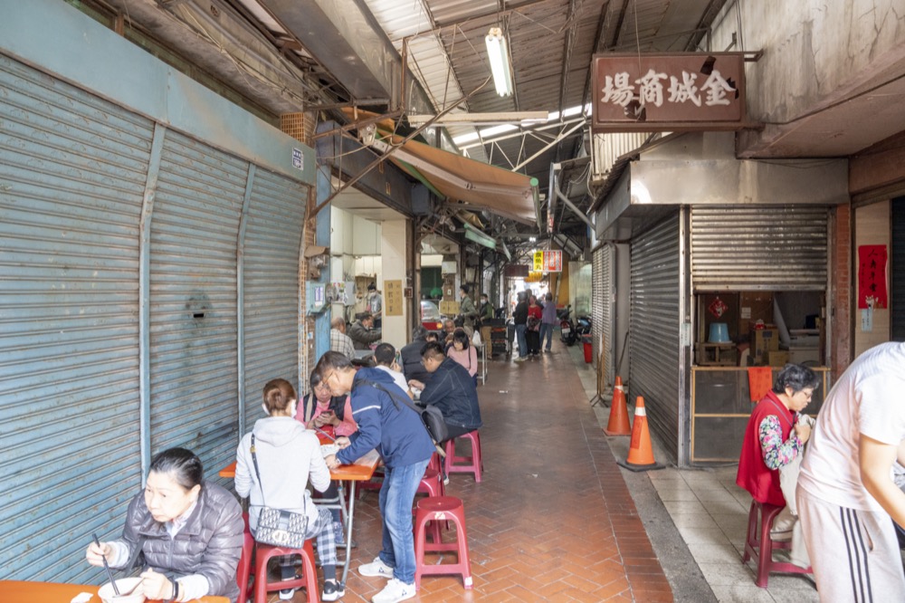 高雄市場內傳統美食早餐　大溝頂虱目魚米粉湯晚去吃不到