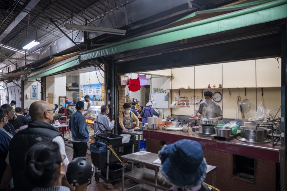 高雄市場內傳統美食早餐　大溝頂虱目魚米粉湯晚去吃不到