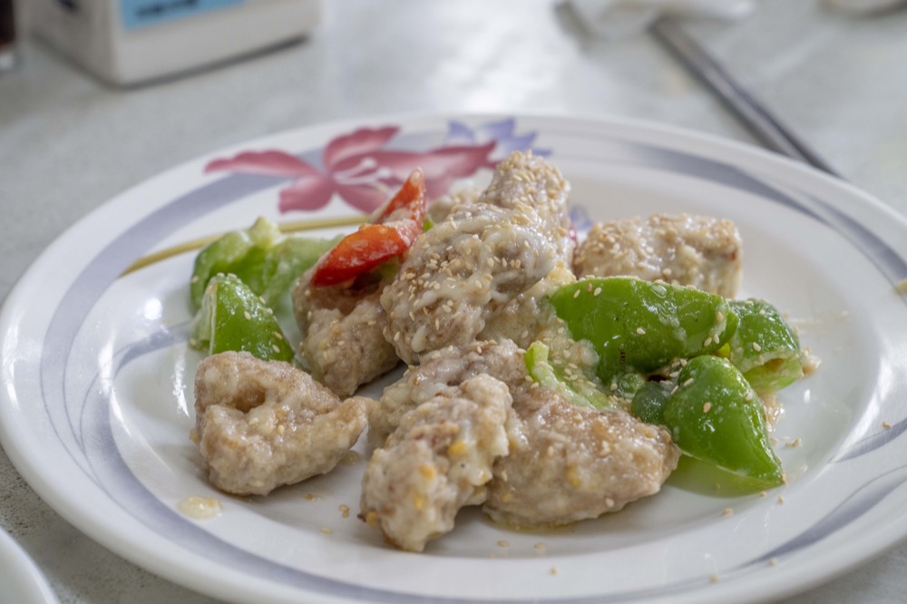 台東美食 ｜隱藏版功夫菜館！關山必吃「同心餃子館」，飽滿多汁水餃、酥脆炸肥腸好吃到筷子停不下來！