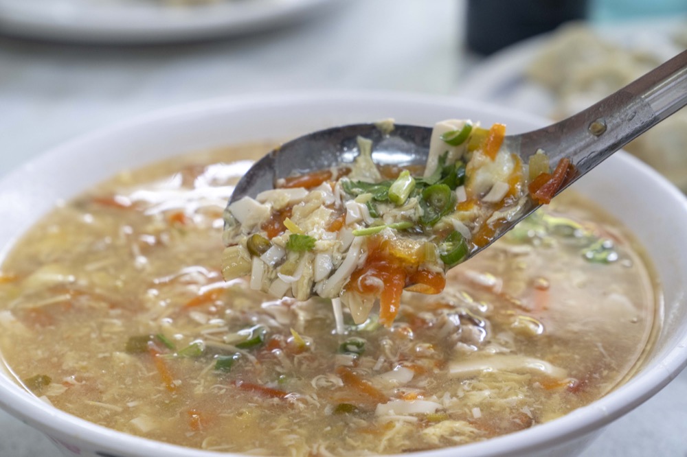 台東美食 ｜隱藏版功夫菜館！關山必吃「同心餃子館」，飽滿多汁水餃、酥脆炸肥腸好吃到筷子停不下來！