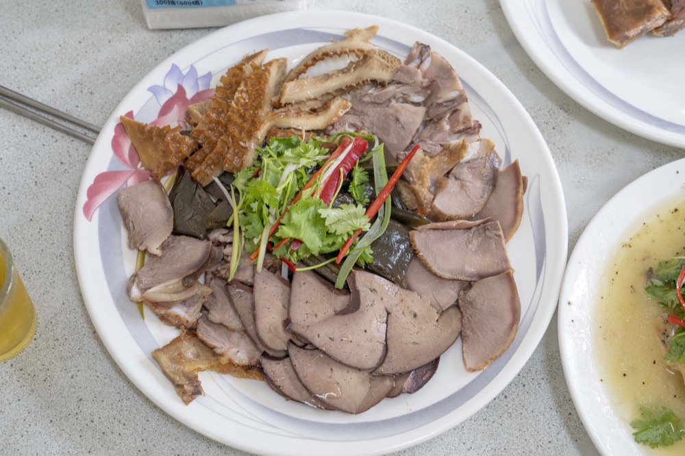 台東美食 ｜隱藏版功夫菜館！關山必吃「同心餃子館」，飽滿多汁水餃、酥脆炸肥腸好吃到筷子停不下來！