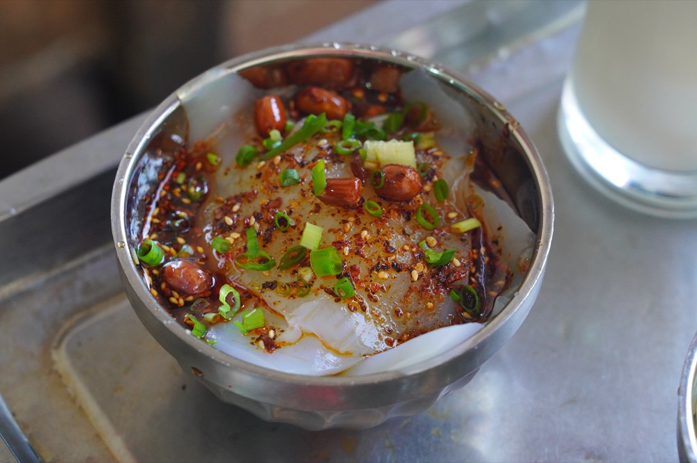 西藏美食 措姆涼粉｜ 拉薩大昭寺周邊人氣美食「措姆涼粉」，搭獨特鹹香「酥油茶」太過癮