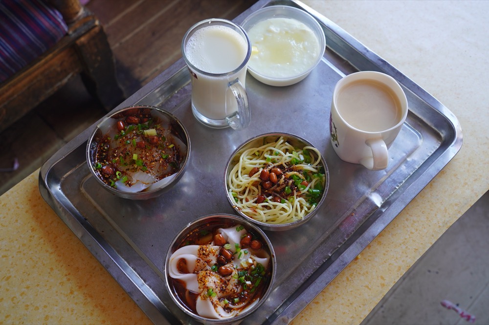 西藏美食 措姆涼粉｜ 拉薩大昭寺周邊人氣美食「措姆涼粉」，搭獨特鹹香「酥油茶」太過癮