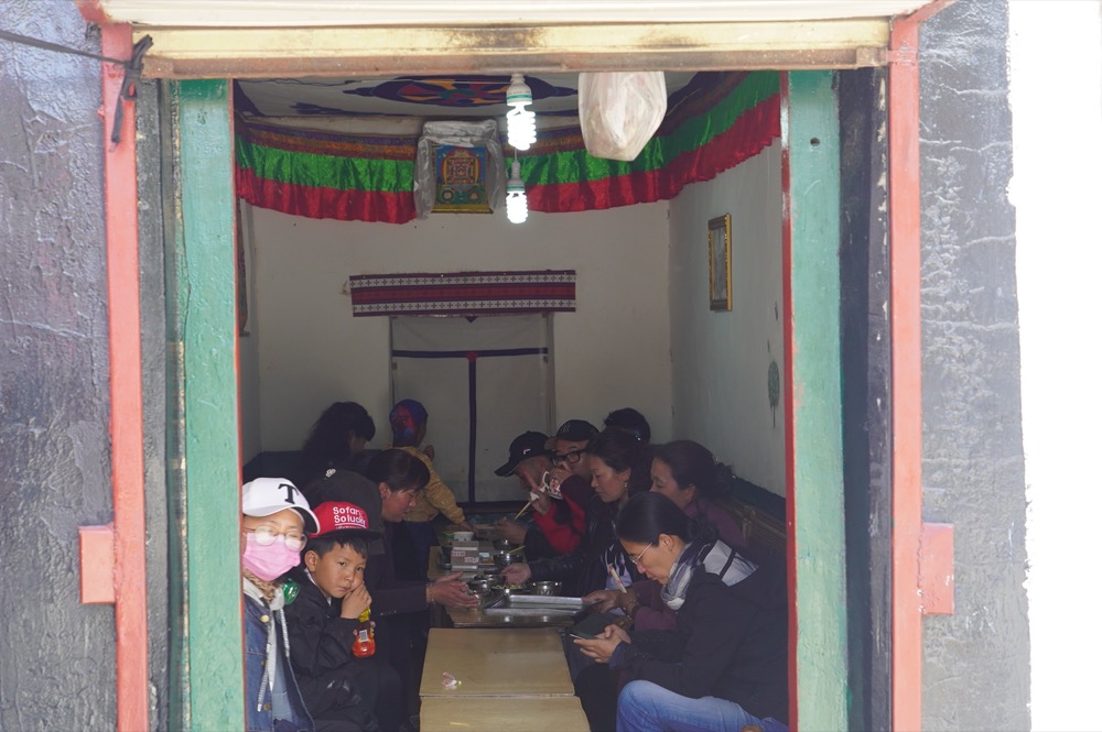 西藏美食 措姆涼粉｜ 拉薩大昭寺周邊人氣美食「措姆涼粉」，搭獨特鹹香「酥油茶」太過癮