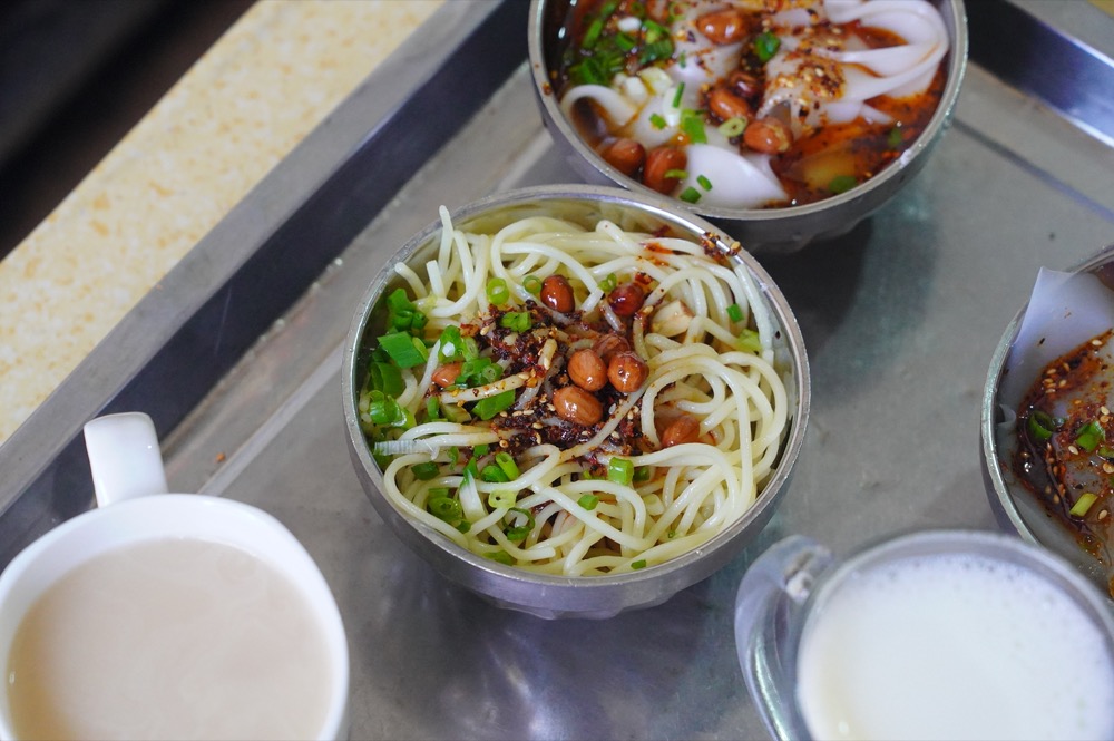 西藏美食 措姆涼粉｜ 拉薩大昭寺周邊人氣美食「措姆涼粉」，搭獨特鹹香「酥油茶」太過癮