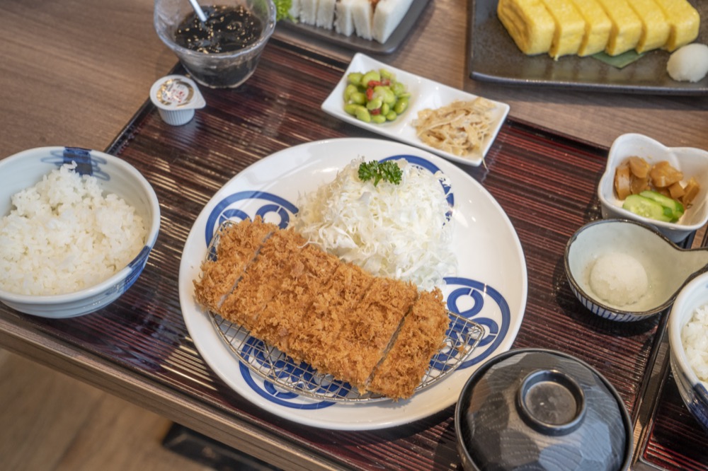  美食／台中美食MAiSEN邁泉豬排｜東京人氣豬排名店「用筷子就能夾斷」！五月新菜「起司豬排捲」療癒牽絲太欠吃！