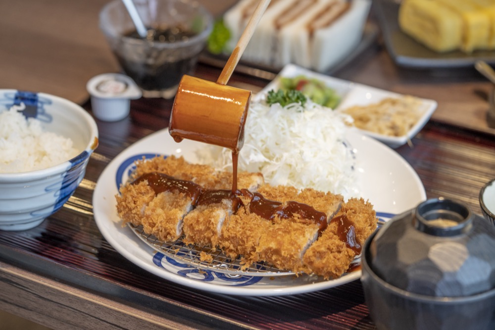  美食／台中美食MAiSEN邁泉豬排｜東京人氣豬排名店「用筷子就能夾斷」！五月新菜「起司豬排捲」療癒牽絲太欠吃！