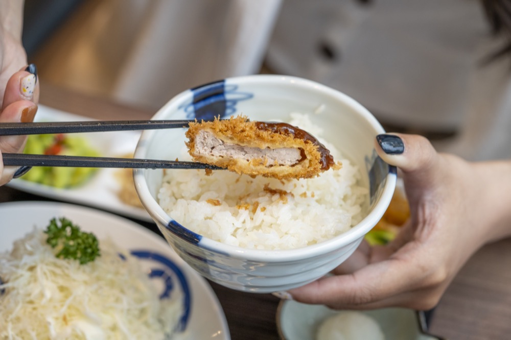  美食／台中美食MAiSEN邁泉豬排｜東京人氣豬排名店「用筷子就能夾斷」！五月新菜「起司豬排捲」療癒牽絲太欠吃！