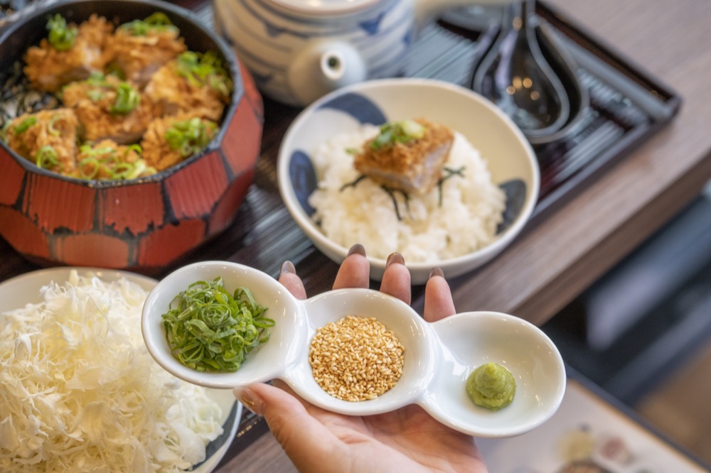  美食／台中美食MAiSEN邁泉豬排｜東京人氣豬排名店「用筷子就能夾斷」！五月新菜「起司豬排捲」療癒牽絲太欠吃！