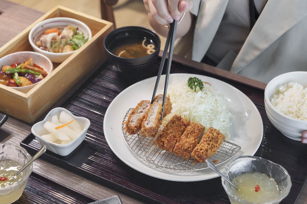 大直NOKE忠泰樂生活 日本邁泉豬排｜筷子就能夾斷豬排，必吃快樂豬腰內、腰內口袋三明治