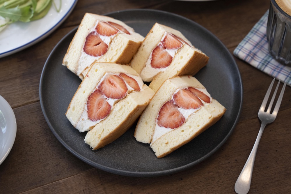 台北早午餐 Nook brunch｜北海道十勝鮮奶油草莓三明治相當吸引人，貝果貝果也好食