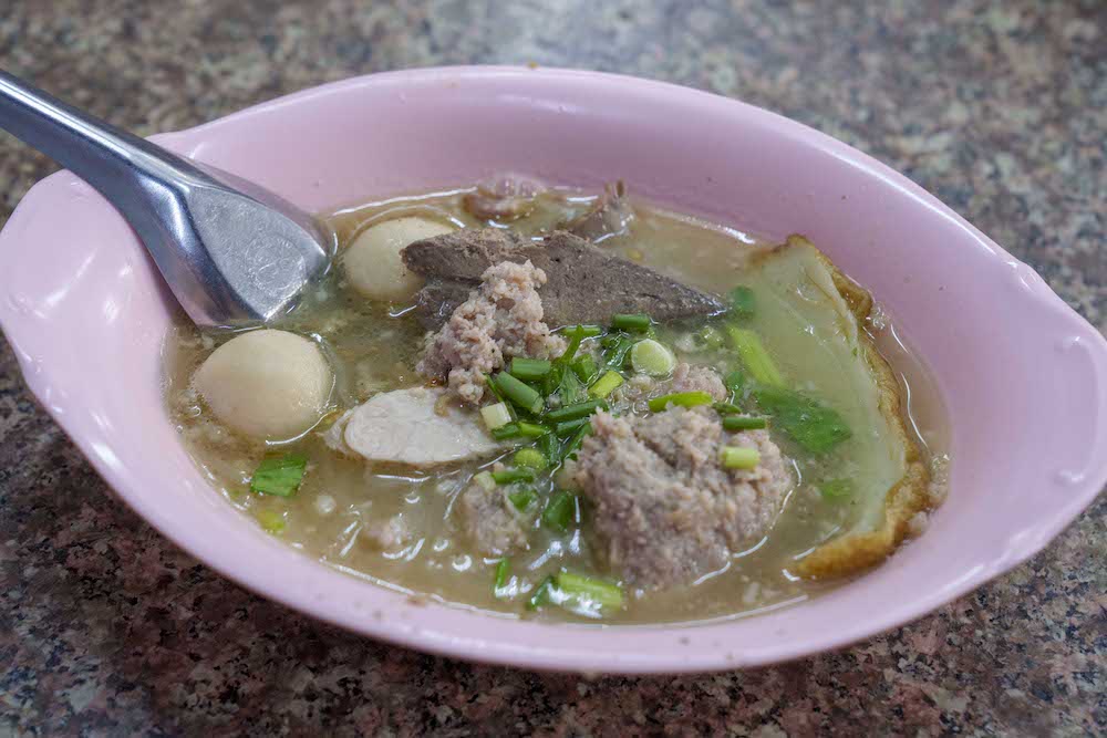 曼谷美食　榮泰米粉湯Rung Rueang Pork Noodle｜連續多年獲得米其林必比登美食推介的曼谷人氣小吃!