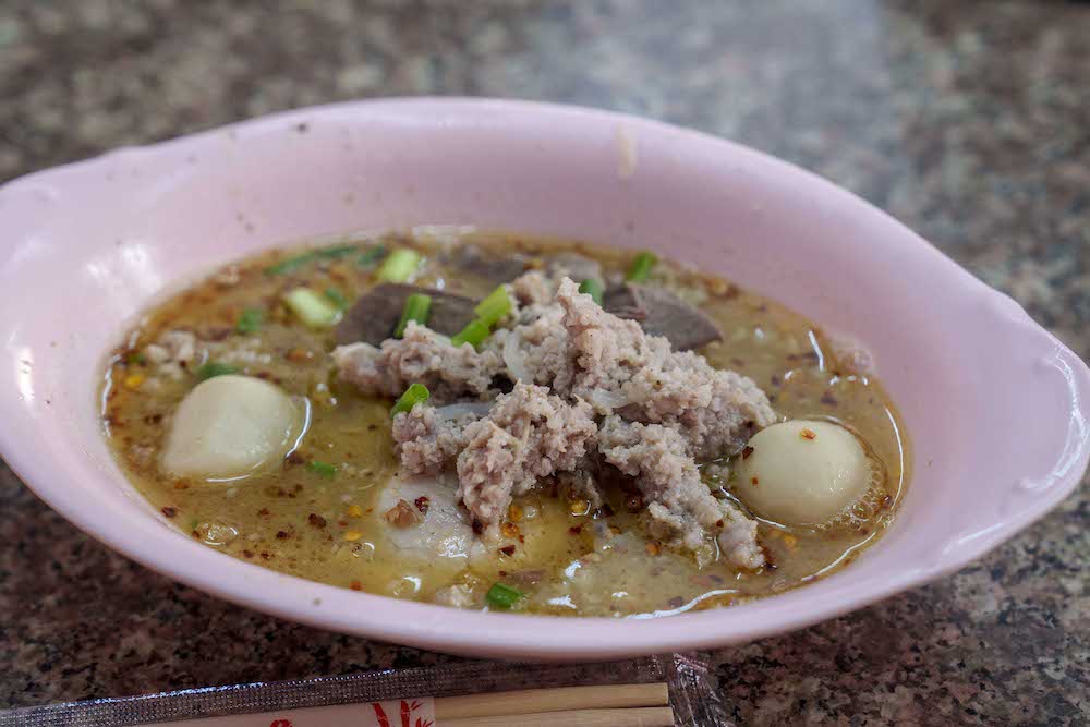 曼谷美食　榮泰米粉湯Rung Rueang Pork Noodle｜連續多年獲得米其林必比登美食推介的曼谷人氣小吃!