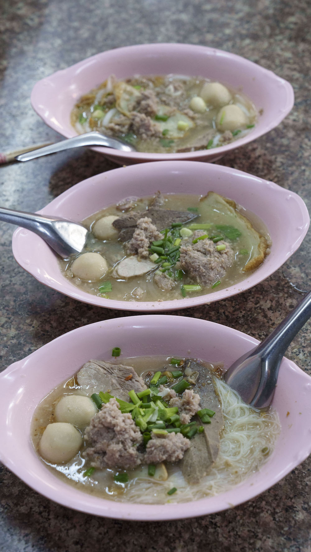 曼谷美食　榮泰米粉湯Rung Rueang Pork Noodle｜連續多年獲得米其林必比登美食推介的曼谷人氣小吃!