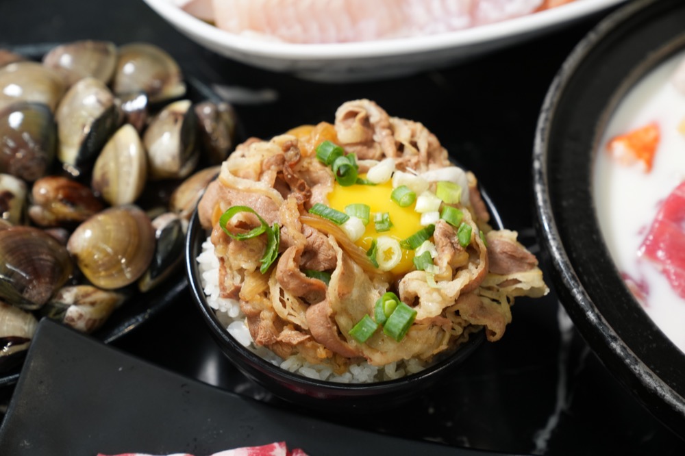 新北美食｜大胃王先衝！柒柒石頭火鍋吃到飽　牛丼飯鹹香涮嘴必朝聖