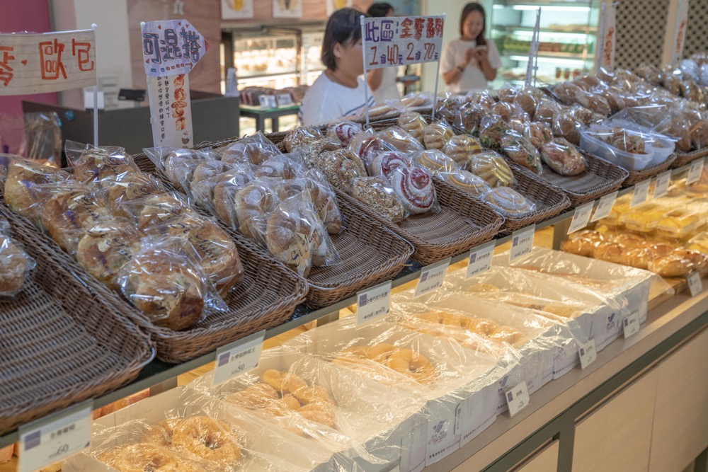 竹北美食 思源麵包｜流傳36年的好味道，招牌「噗啾雪球」7種口味爆漿必吃！