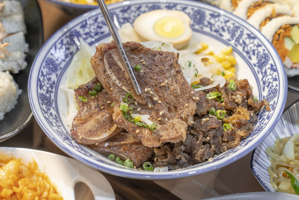 園美食 初虎韓式小食堂｜一秒到韓國！人氣「牛小排丼」附五道小菜超澎湃