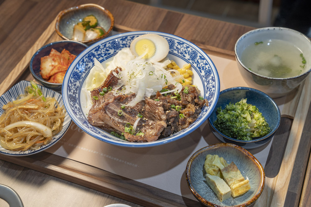 園美食 初虎韓式小食堂｜一秒到韓國！人氣「牛小排丼」附五道小菜超澎湃