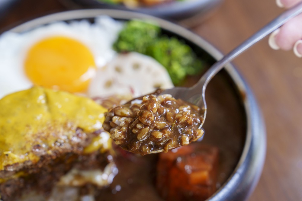 台北美食 Takeout Curry Shop｜貓奴先收藏！超人氣香料黑咖哩飯，「貓咪布丁」可愛到必須讓相機先食