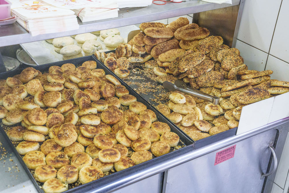 南港老張燒餅店｜一出爐就被狂買的「台北最強胡椒餅」　超人氣排隊美食「飽滿肉餡咬下爆漿」！