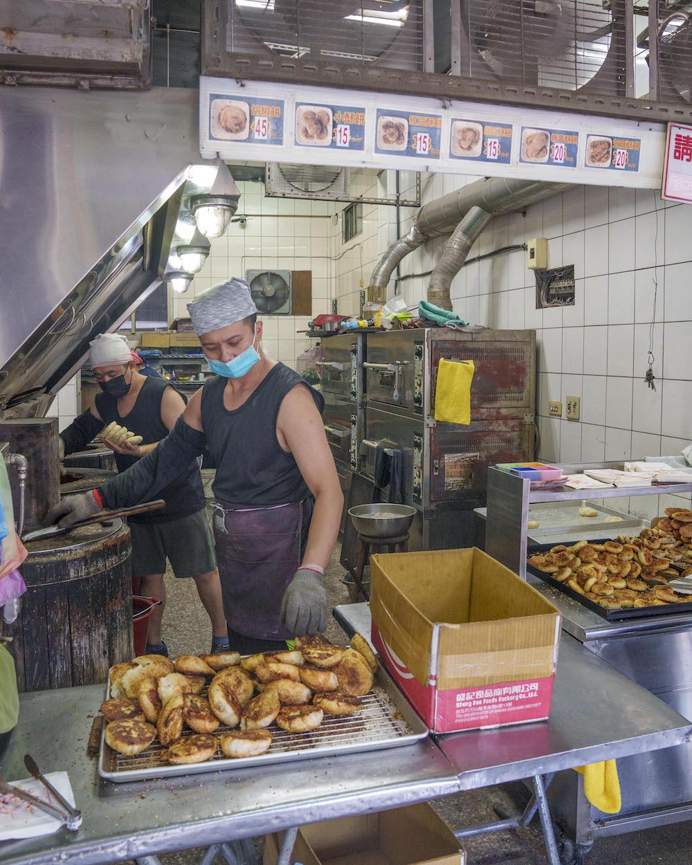 南港老張燒餅店｜一出爐就被狂買的「台北最強胡椒餅」　超人氣排隊美食「飽滿肉餡咬下爆漿」！