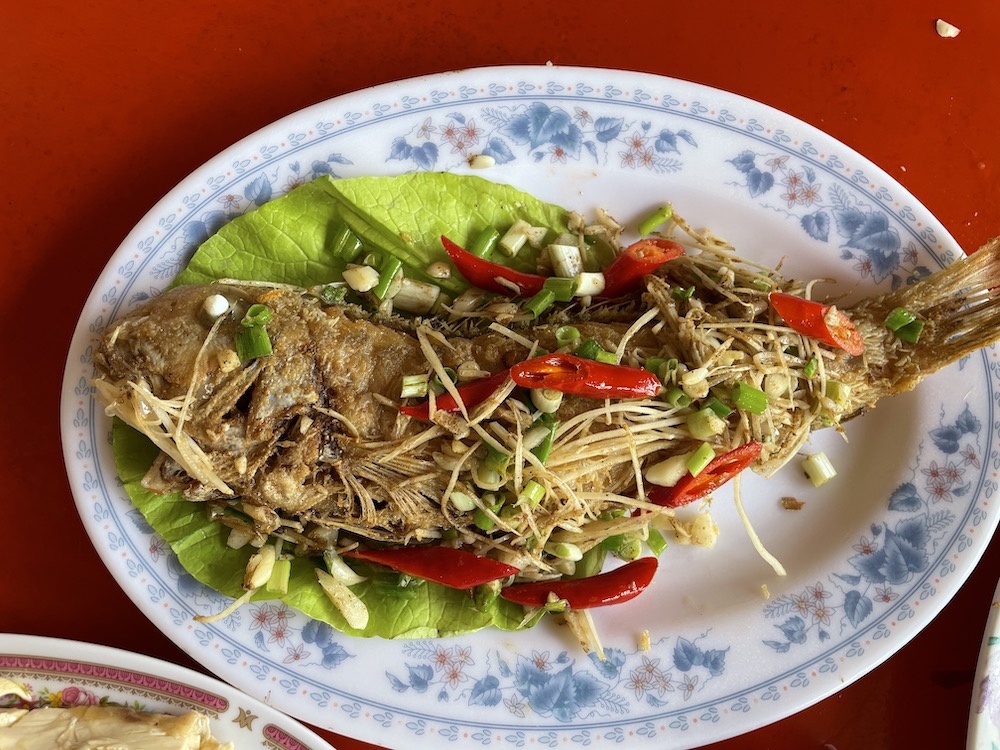 九份美食 阿嬤的廚房｜金瓜石古早味「阿嬤的手路菜」　料多味美「白斬雞、豬腳魯肉」老饕們也搶著吃！