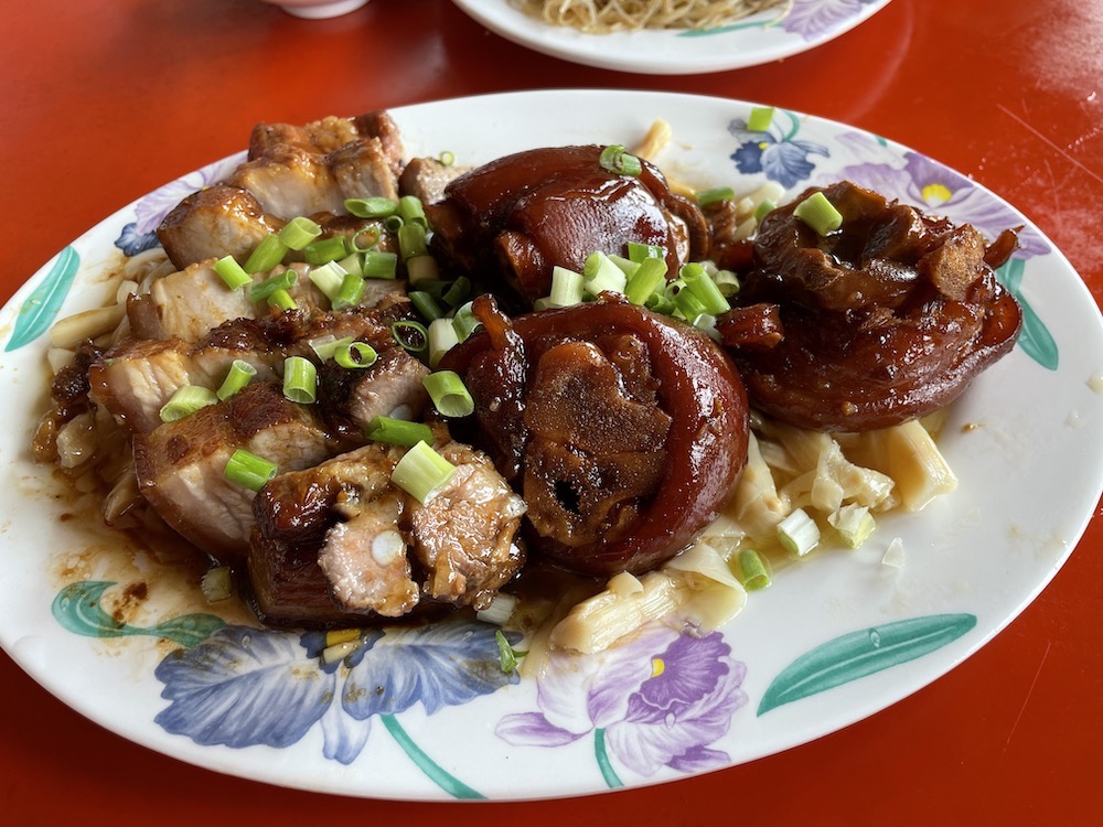 九份美食 阿嬤的廚房｜金瓜石古早味「阿嬤的手路菜」　料多味美「白斬雞、豬腳魯肉」老饕們也搶著吃！