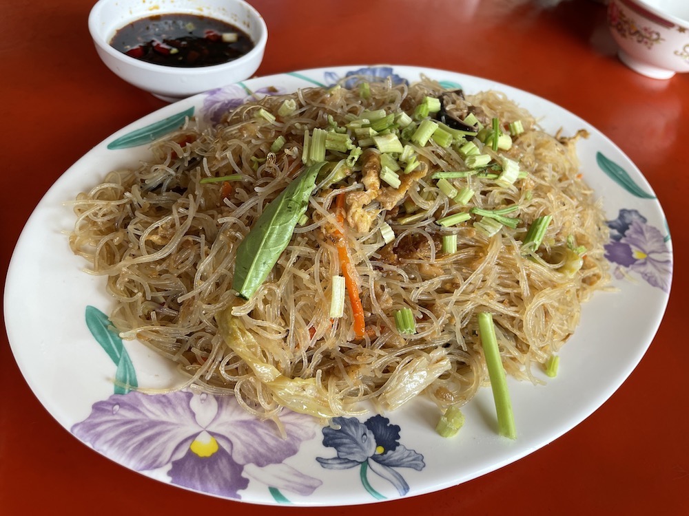 九份美食 阿嬤的廚房｜金瓜石古早味「阿嬤的手路菜」　料多味美「白斬雞、豬腳魯肉」老饕們也搶著吃！