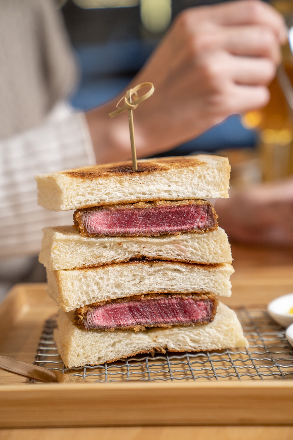 台中美食 嵐山熟成牛かつ專売｜肉食控天堂！人氣必點「炸牛菲力吐司」每日限量，厚食軟嫩每一口都驚艷！