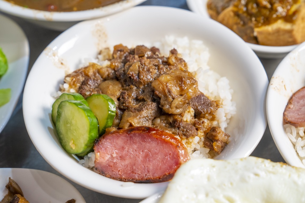 老牛 牛肉肉燥飯，捷運南京復興站美食，用牛肉來做肉燥飯，配碗牛肉湯超棒