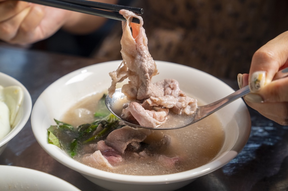 老牛 牛肉肉燥飯，捷運南京復興站美食，用牛肉來做肉燥飯，配碗牛肉湯超棒