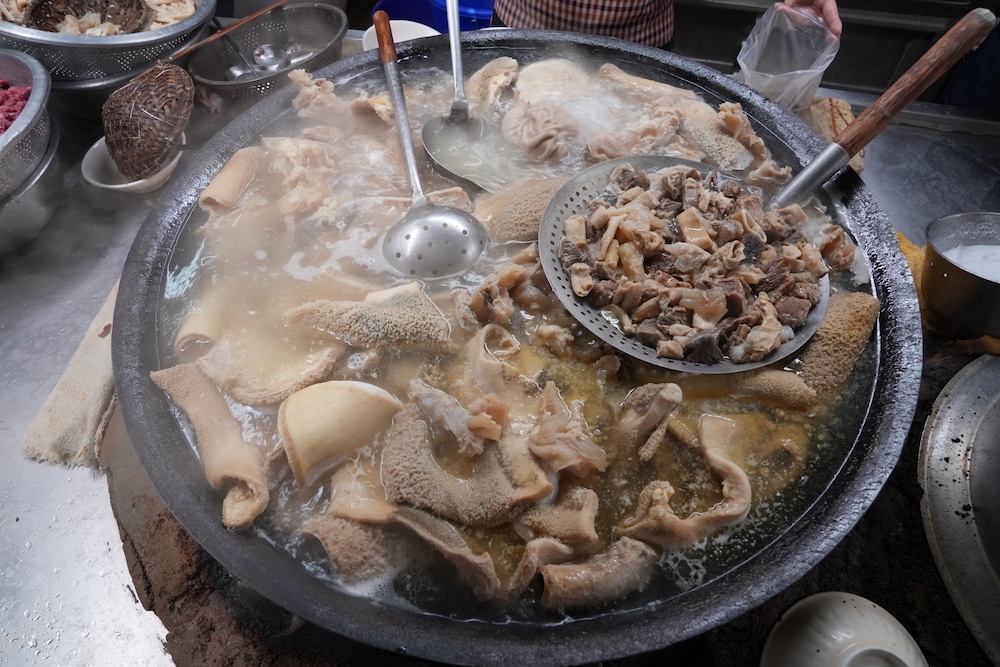 王家祖傳本產牛雜湯，嘉義美食，東市場內百年老店，超狂大鐵鍋內滿滿牛雜又香又美味