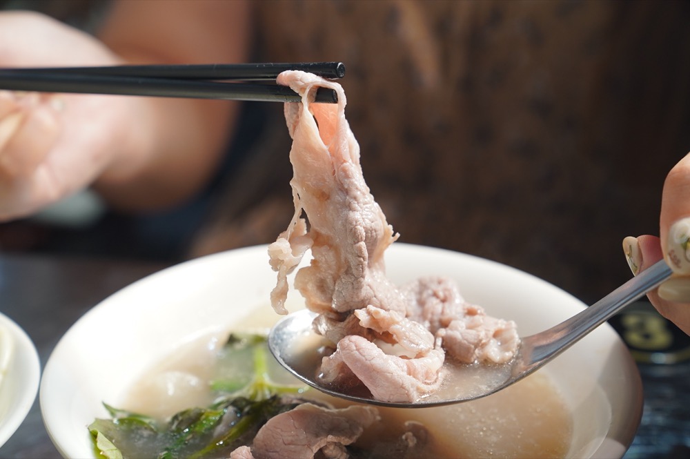 老牛 牛肉肉燥飯，捷運南京復興站美食，用牛肉來做肉燥飯，配碗牛肉湯超棒