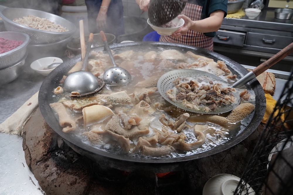 王家祖傳本產牛雜湯，嘉義美食，東市場內百年老店，超狂大鐵鍋內滿滿牛雜又香又美味