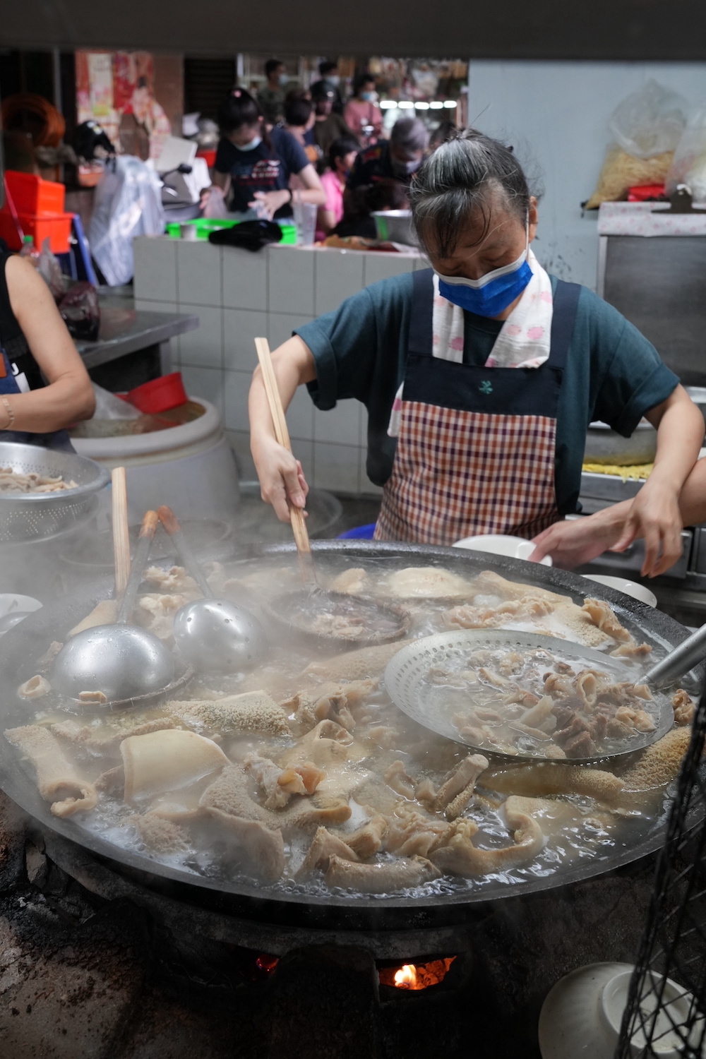 王家祖傳本產牛雜湯，嘉義美食，東市場內百年老店，超狂大鐵鍋內滿滿牛雜又香又美味