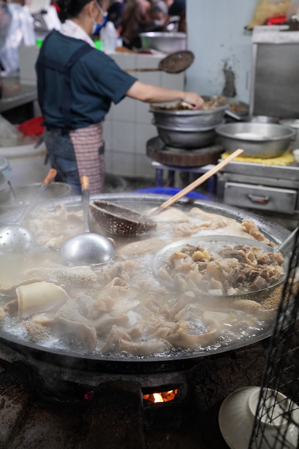 王家祖傳本產牛雜湯，嘉義美食，東市場內百年老店，超狂大鐵鍋內滿滿牛雜又香又美味