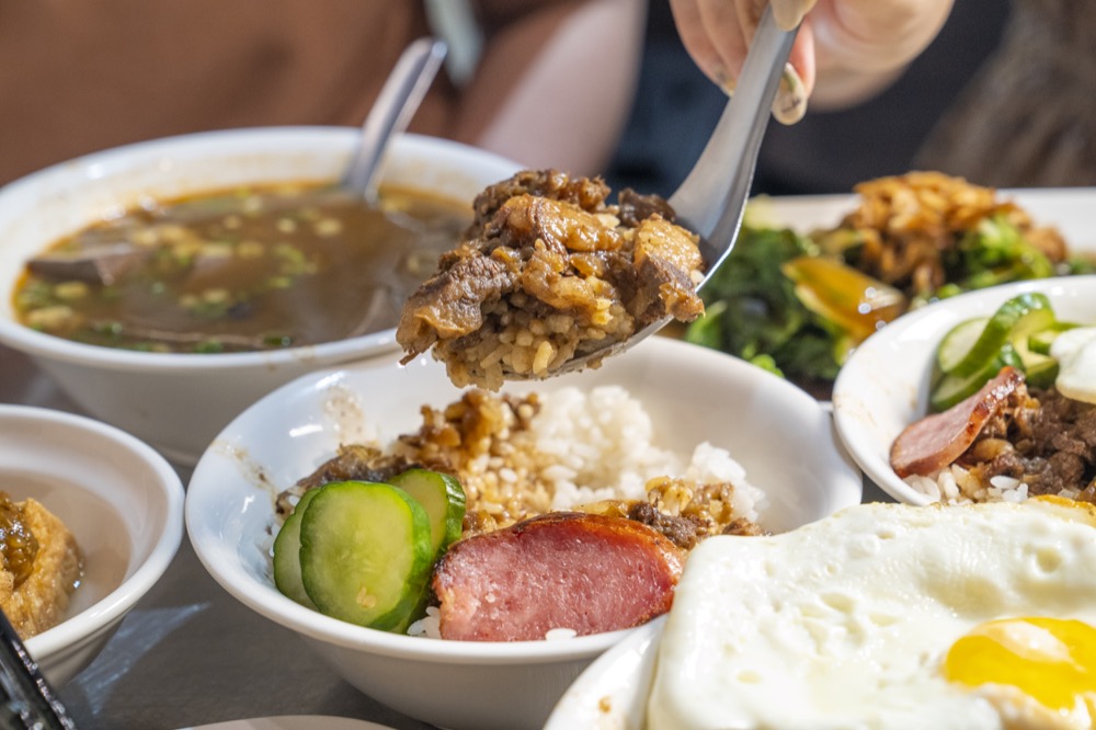 老牛 牛肉肉燥飯，捷運南京復興站美食，用牛肉來做肉燥飯，配碗牛肉湯超棒