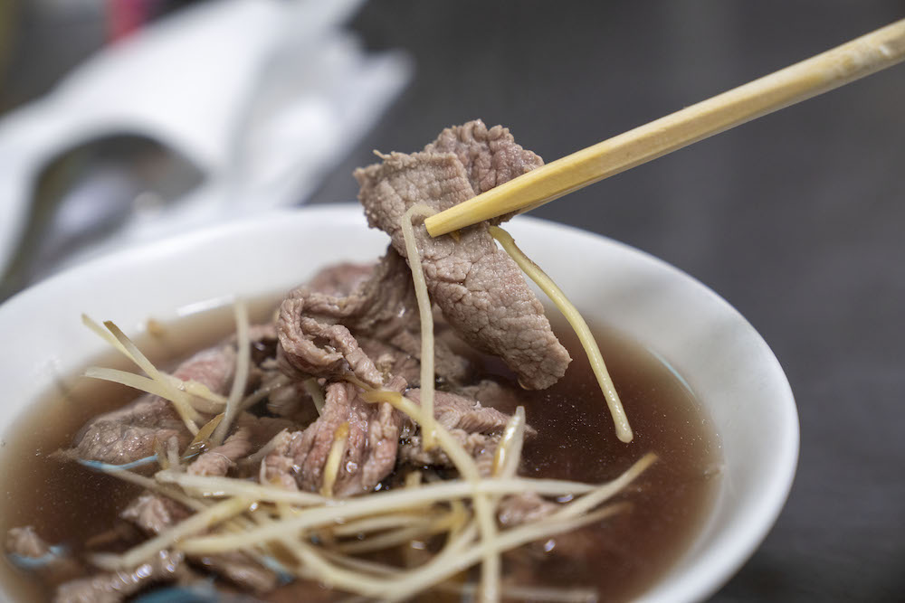 王家祖傳本產牛雜湯，嘉義美食，東市場內百年老店，超狂大鐵鍋內滿滿牛雜又香又美味