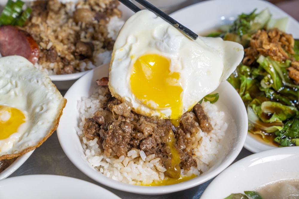 老牛 牛肉肉燥飯，捷運南京復興站美食，用牛肉來做肉燥飯，配碗牛肉湯超棒