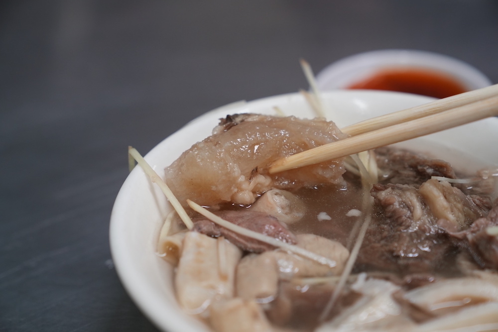 王家祖傳本產牛雜湯，嘉義美食，東市場內百年老店，超狂大鐵鍋內滿滿牛雜又香又美味