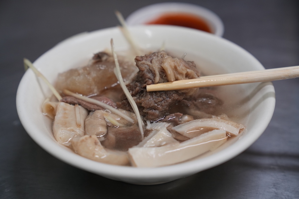 王家祖傳本產牛雜湯，嘉義美食，東市場內百年老店，超狂大鐵鍋內滿滿牛雜又香又美味