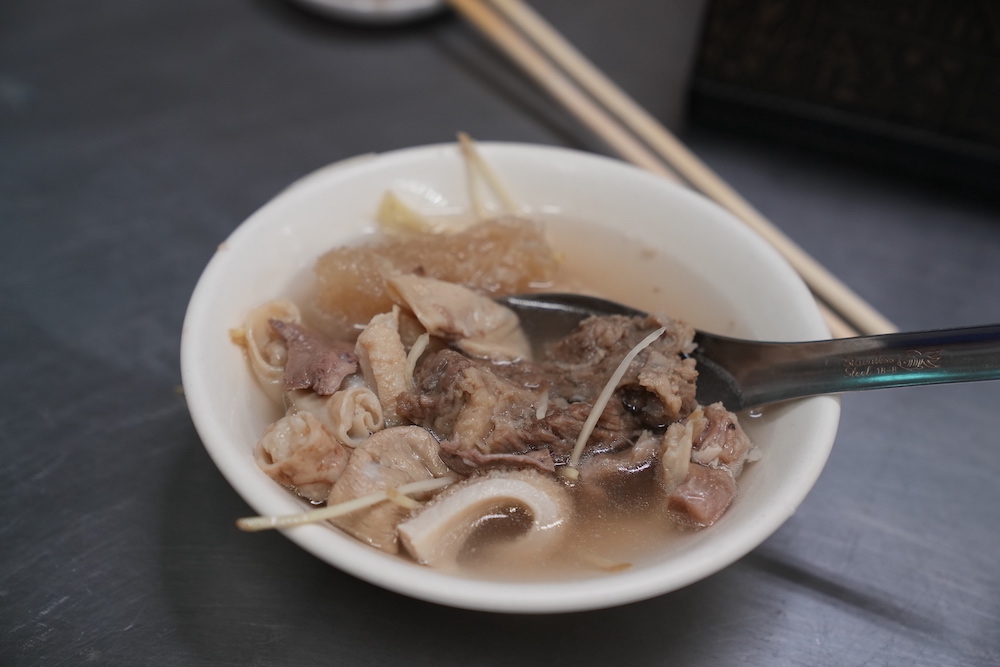 王家祖傳本產牛雜湯，嘉義美食，東市場內百年老店，超狂大鐵鍋內滿滿牛雜又香又美味