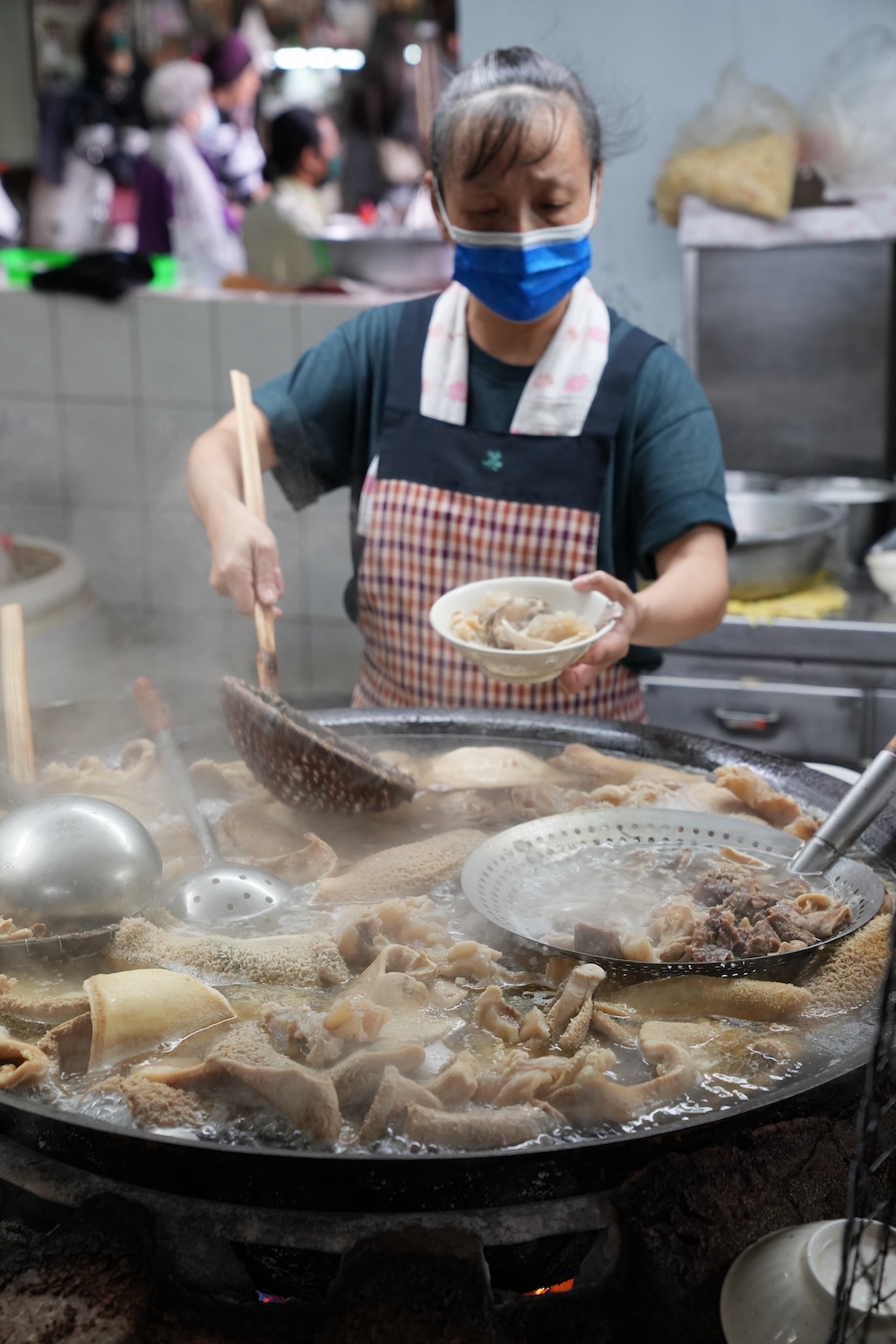 王家祖傳本產牛雜湯，嘉義美食，東市場內百年老店，超狂大鐵鍋內滿滿牛雜又香又美味