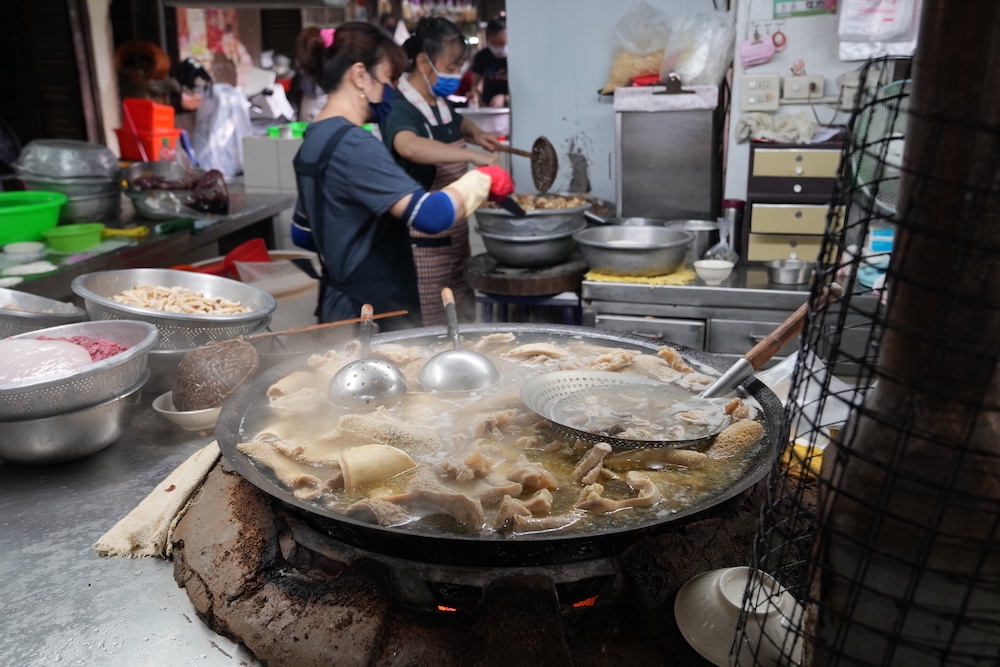 王家祖傳本產牛雜湯，嘉義美食，東市場內百年老店，超狂大鐵鍋內滿滿牛雜又香又美味